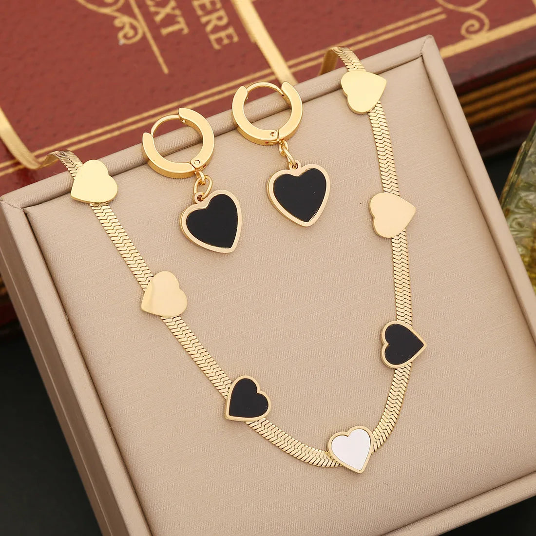 2023 New Arrival Simple Fashion 3 Pcs Set 316L Stainless Steel 18k Gold Plated Women Black White Heart Jewelry Set