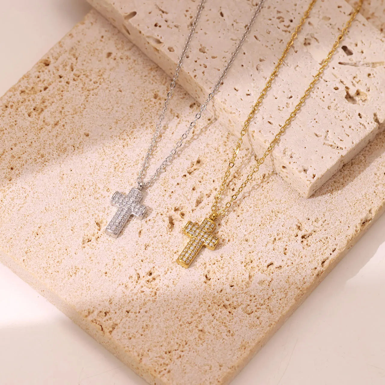 YF6037 Minimalist Stainless Steel Waterproof Jewelry 18k Gold Plated Zircon Cross Pendant Women Necklace Non Tarnish