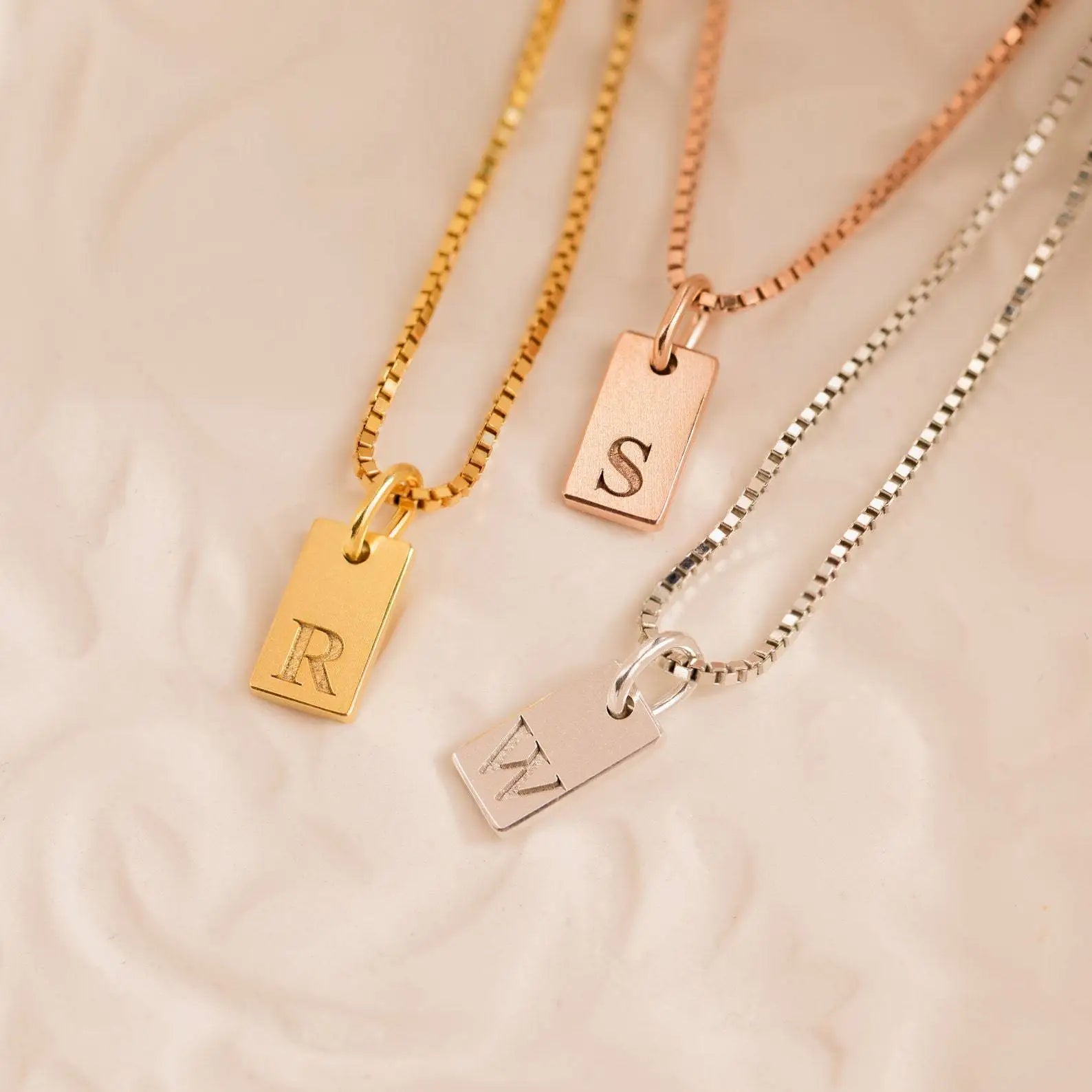 DAIHE Custom Minimalist Women Jewelry 18K Gold Plated Stainless Steel Jewelry Mother's Day Single Letter Pendant Necklace Chain