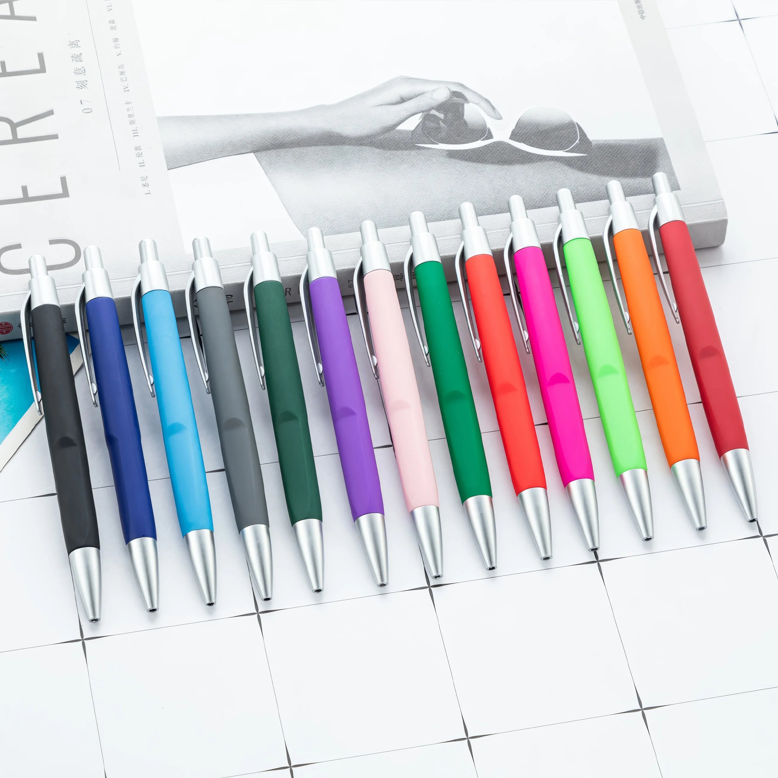 Hot Sale Custom Logo Advertising Banner Retractable Plastic Pen Novelty Colorful Promotional Gift for Office Sports Body Type