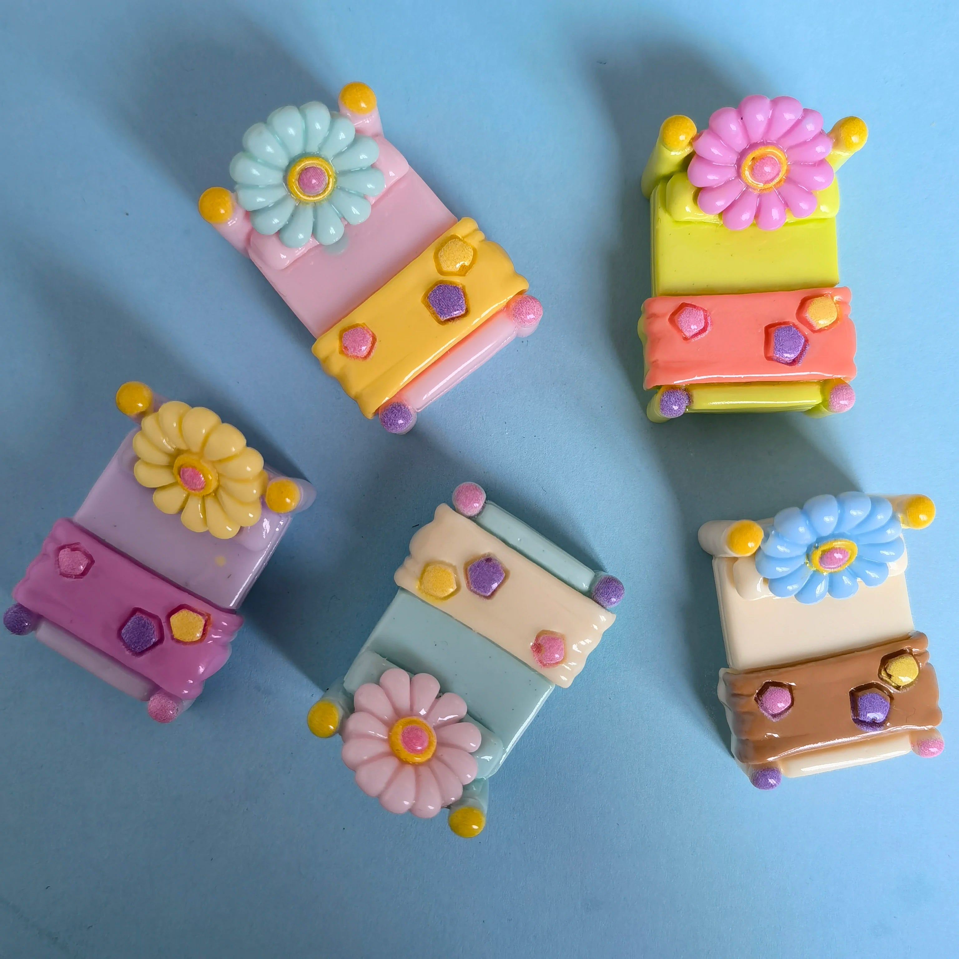 Mini Small Bed Micro Miniature Ornament Simulation Bed Resin for Accessories DIY Creative Handmade Materials Doll House Deco