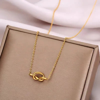 Simple Light Luxury Gold Plated Necklace Retro Fashion Heart Knot Stainless Steel Necklace