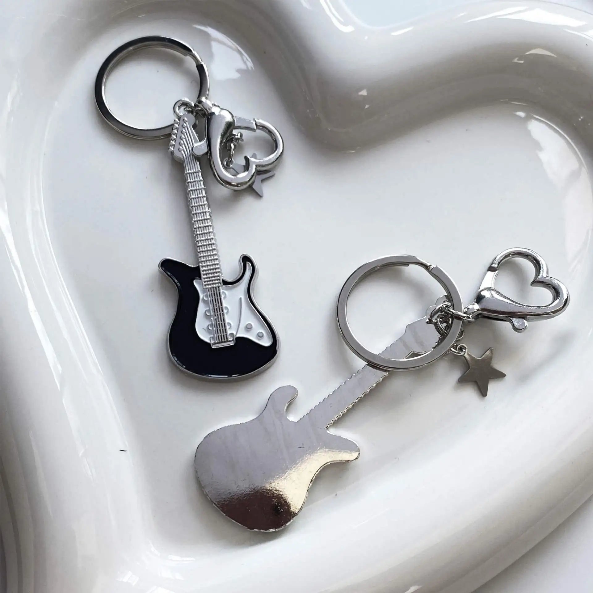 Y2k Fashion Guitar Keychain Metal Cool Trendy Rock Key Chains Music Lover Gifts Car Guitar KeyRing Pendant for Women Bag Charm