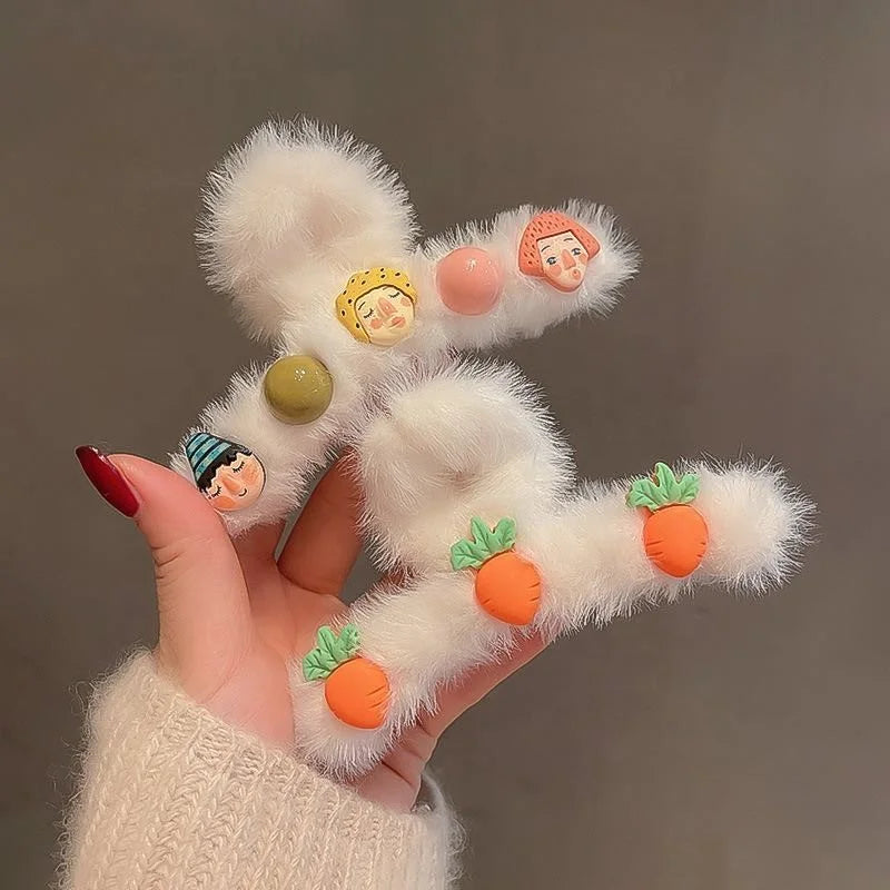 Fashionable White Faux Fur Love Heart Hair Clip Korean Wool Felt Clutchers for Women Fall and Winter Hair Accessories
