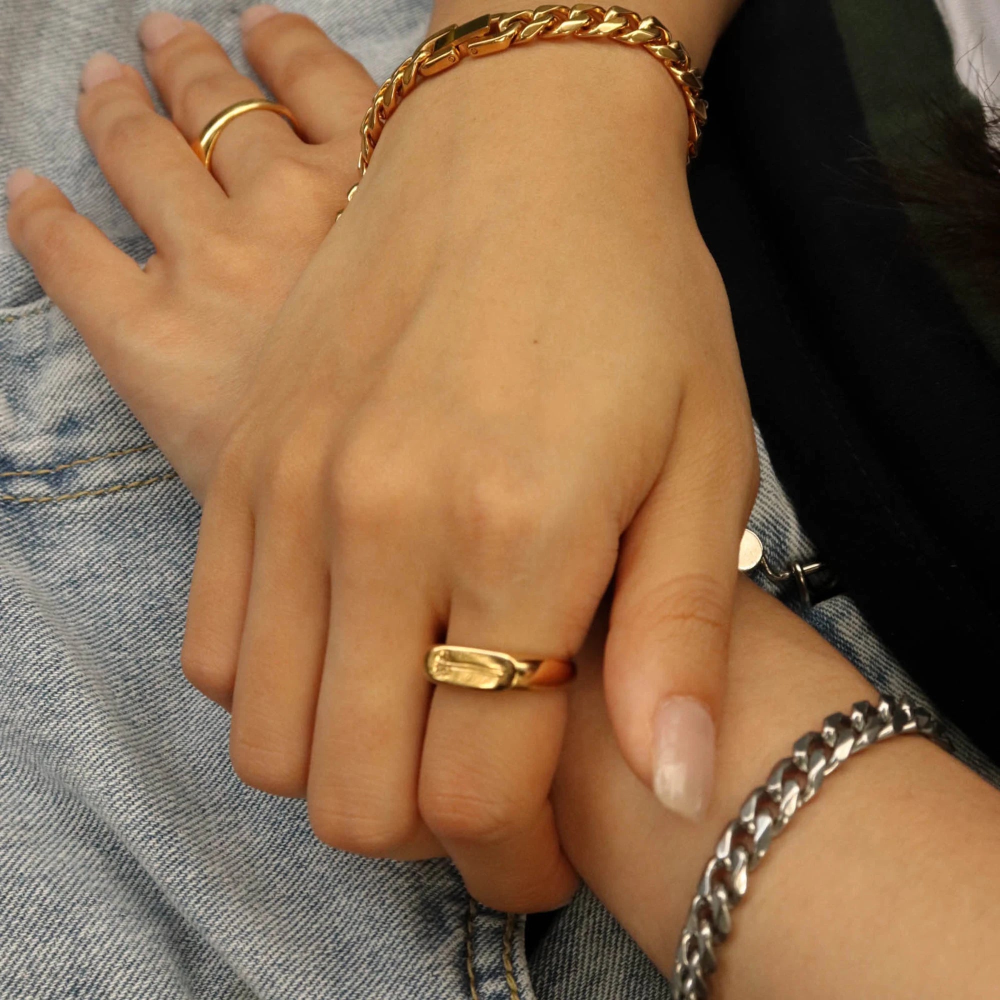 Chris April in Stock Fashion Jewelry PVD Gold Plated Titanium Steel Daisy Pattern Signet Ring