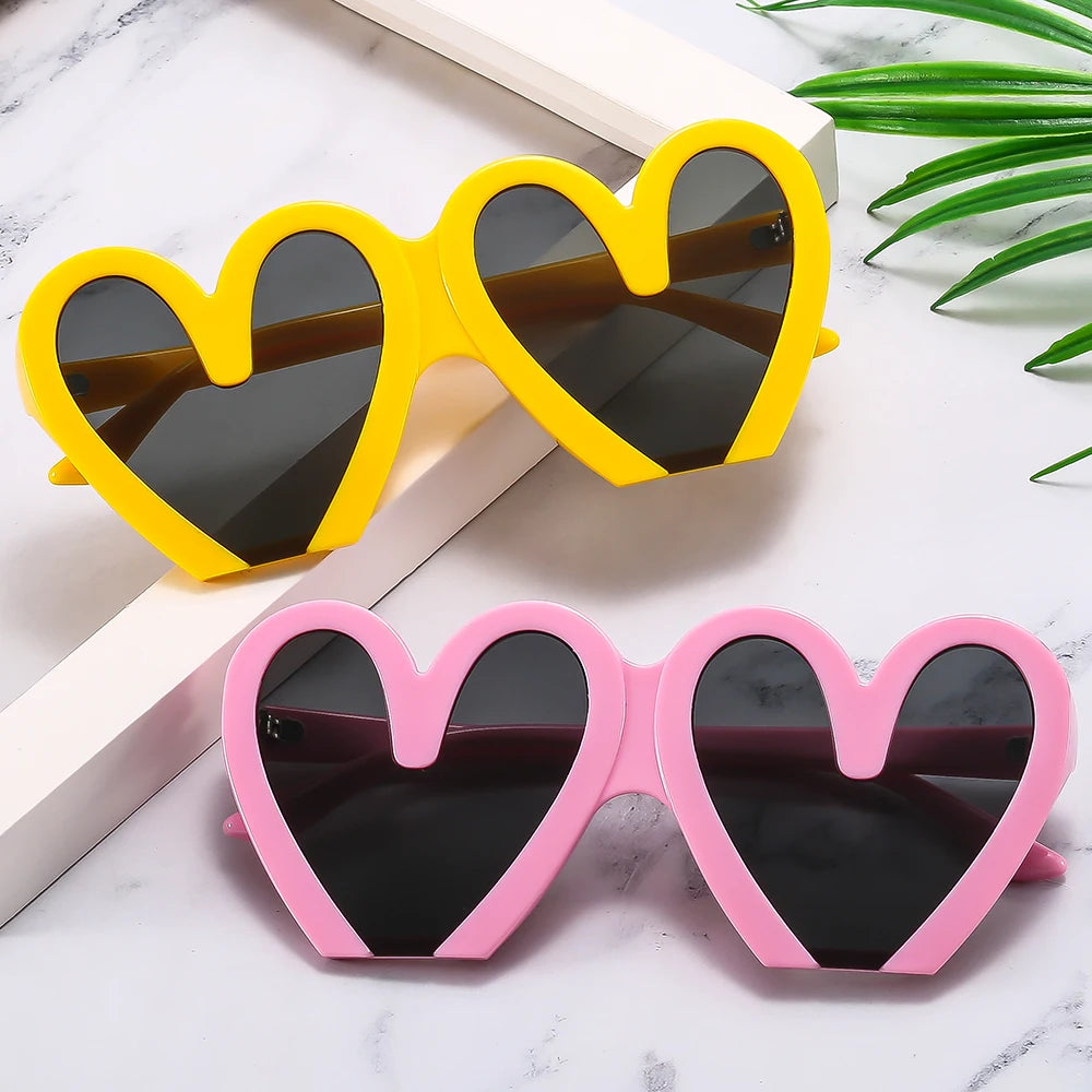 Wholesale Women's Designer Sunglasses Luxury Famous Brands New Heart Shape Glasses in Blue White Red Yellow Frames