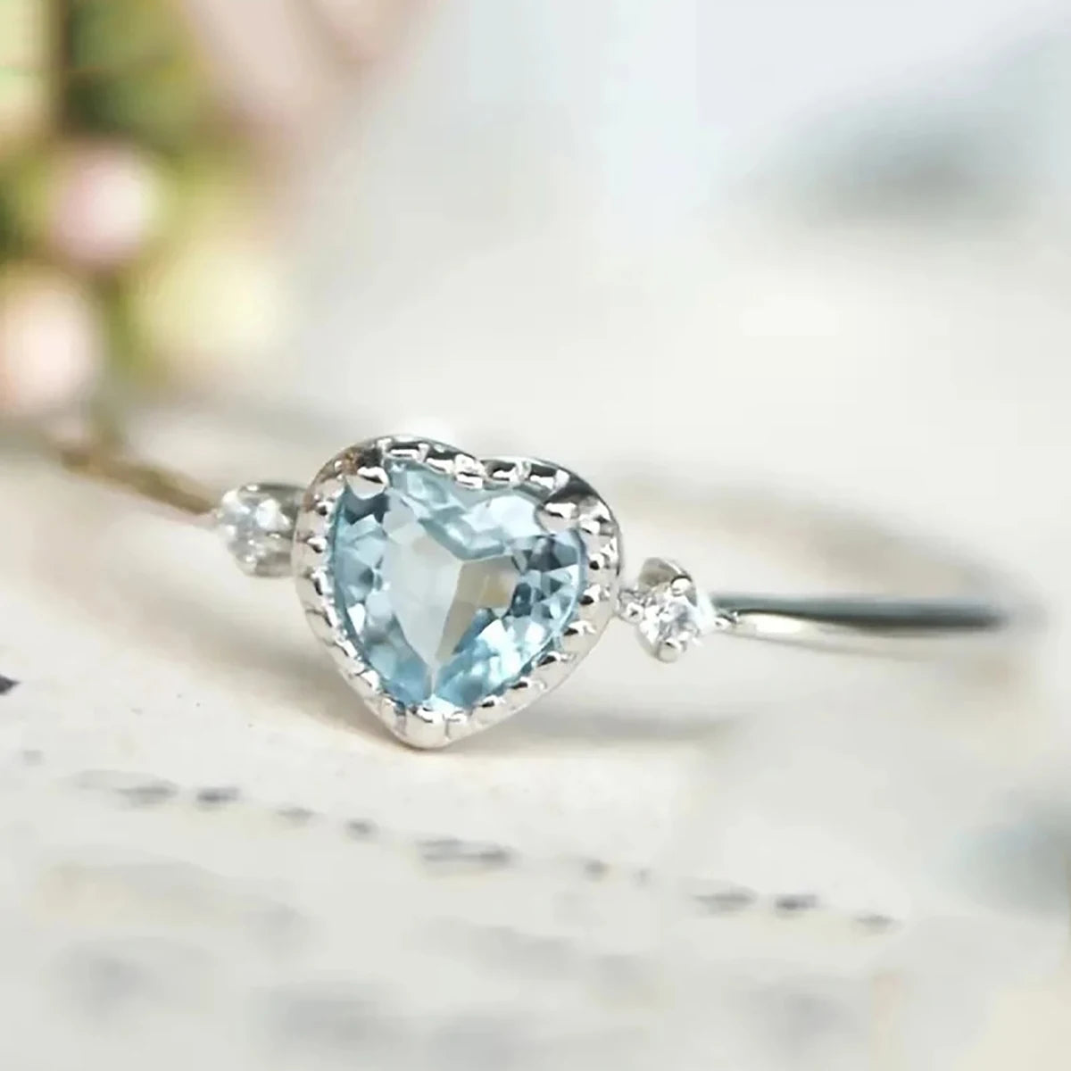 Huitan S925 Elegant Heart Design Light Blue Crystal Cubic Zirconia Thin Rings Bridal Wedding Sterling Silver Zircon Rings Women