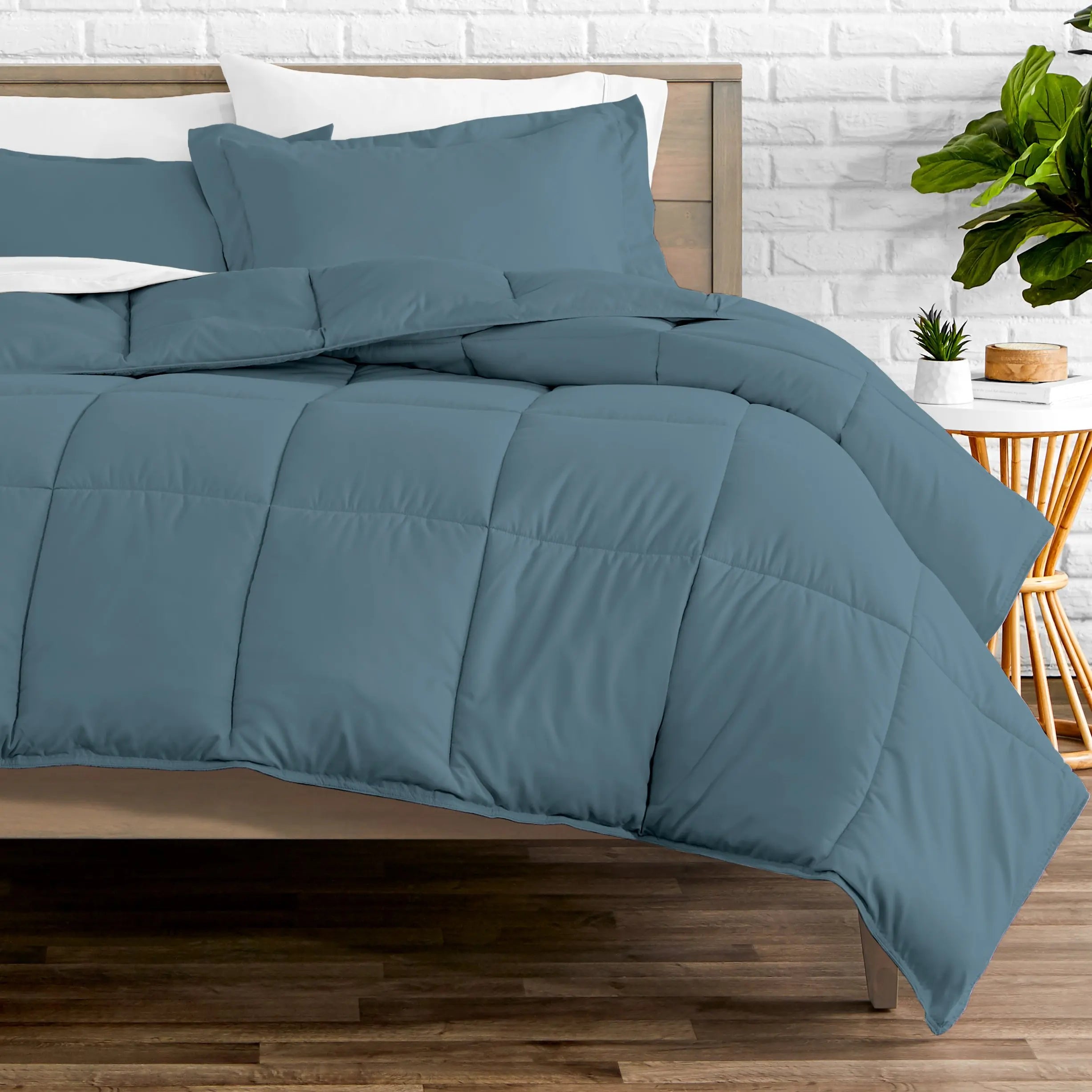 China Hot Sale Wholesale US King Size Microfiber Comforter Set All-Season Polyester Filling Customizable Bedroom Use