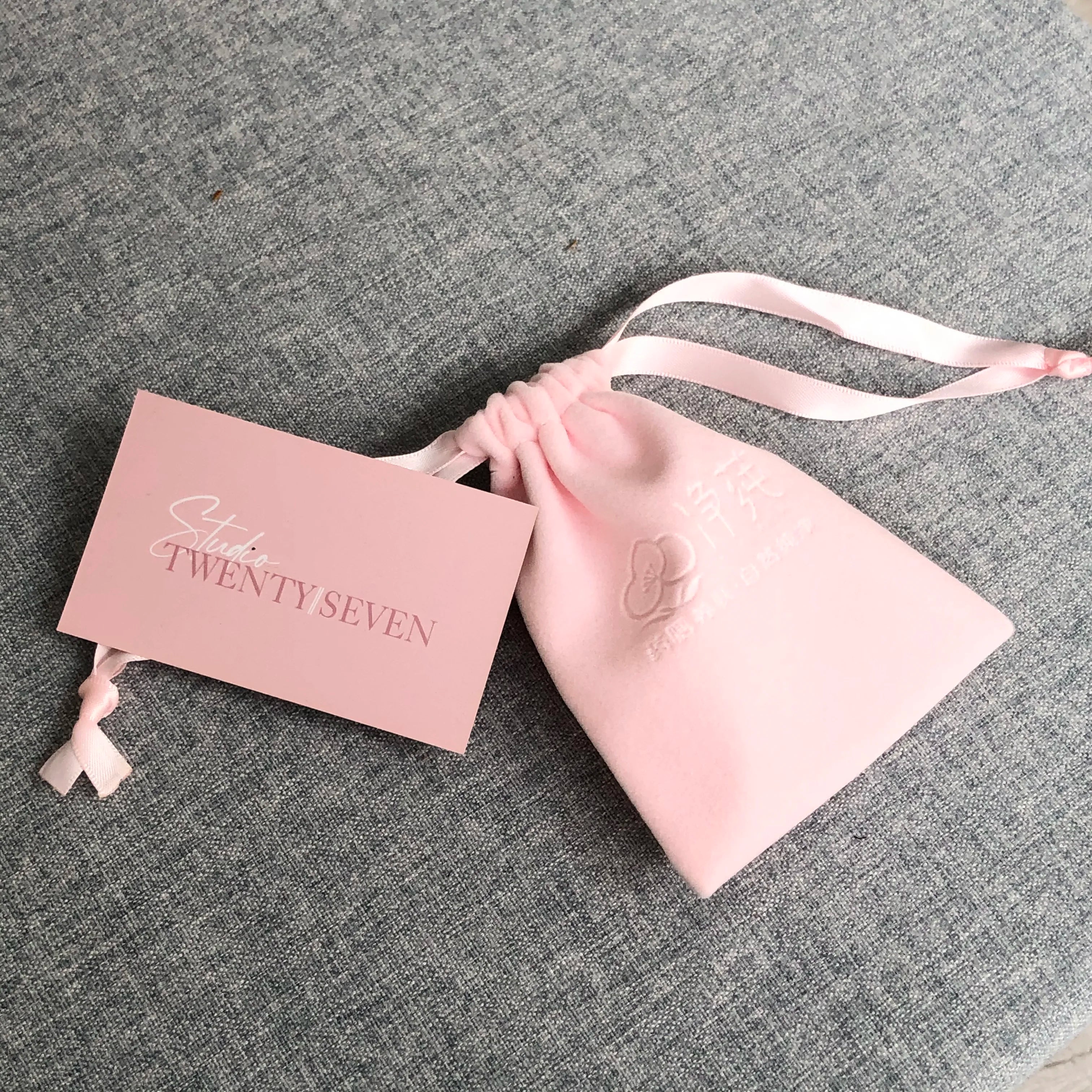 Luxury Customized Soft Pink Velvet Pouch Embroidery Drawstring Embossing for Jewelry Wigs Perfume Dust Gift Cosmetic Packaging