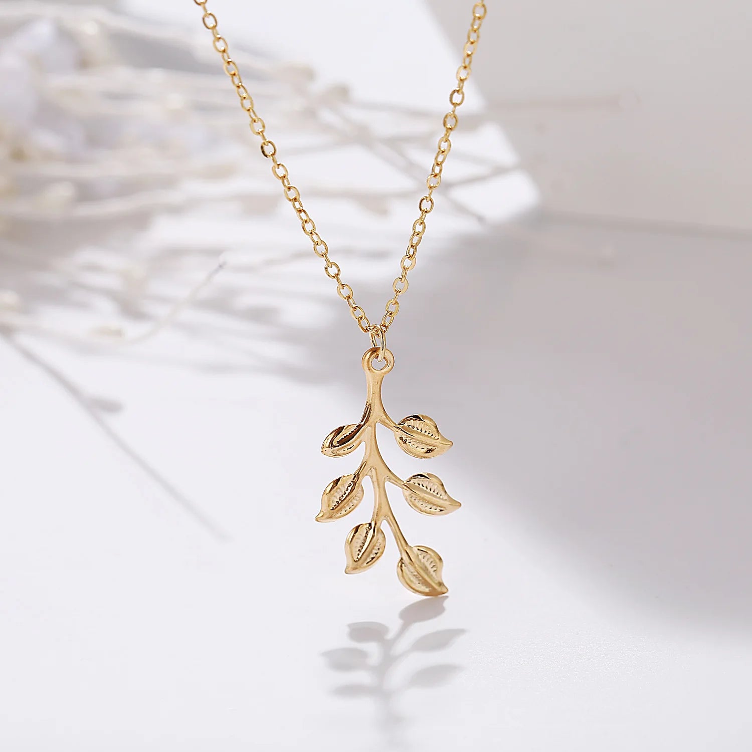 European American New Creative Retro Simple Necklace Gold Plated Leaf Pendant Necklace for Women