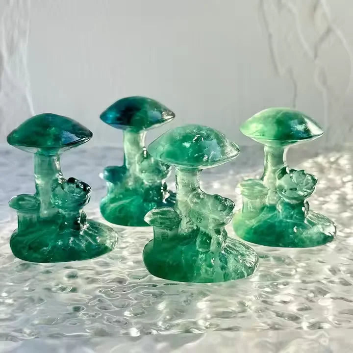 New Arrival High Quality Crystal Crafts Healing Stone Carved Green Fluorite Mushroom With Hello Kitty for Decoration