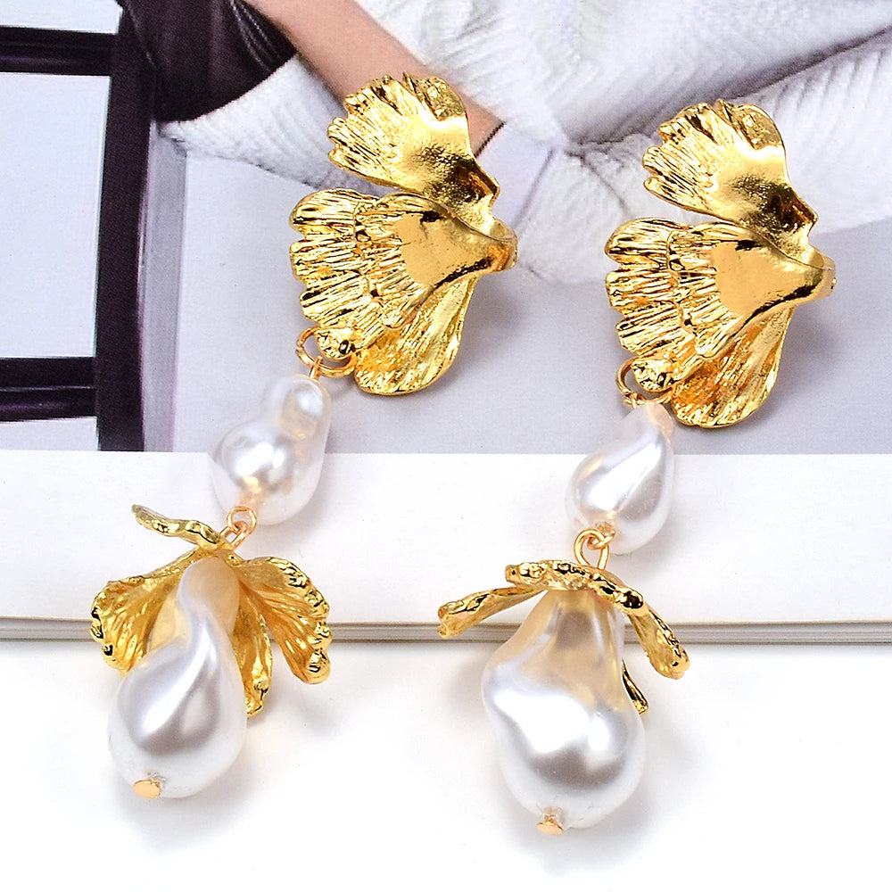 Kaimei New Arrival Fashion Wholesale Jewelry New Korean Metal Earrings for Women Fashion Simulated Pearl Gold Earrings Bridal