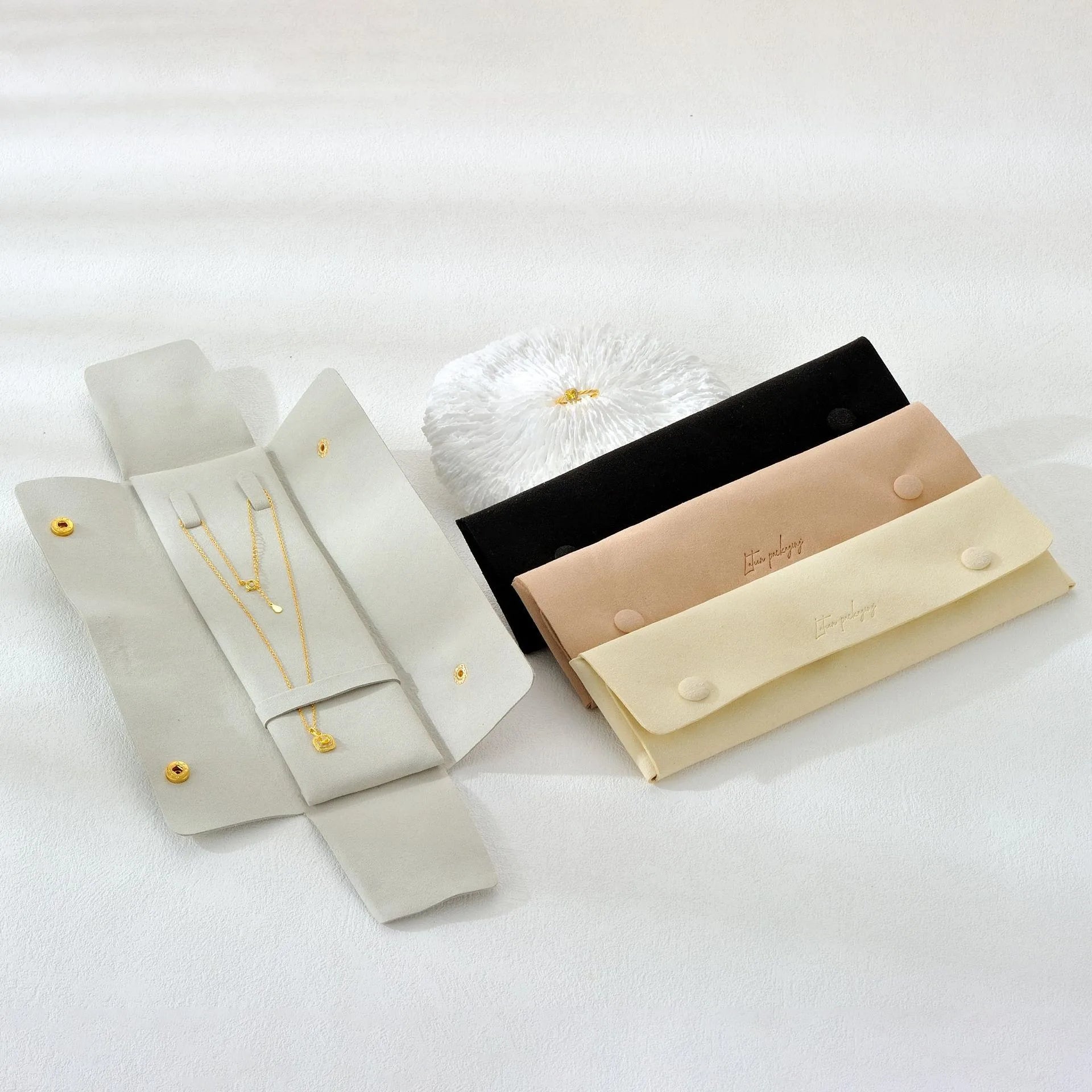 Small Order Customization 0.6mm Necklace Card Portable Flannel Pouch Jewelry Bag Custom Logo Button Jewelry Necklace Organizer