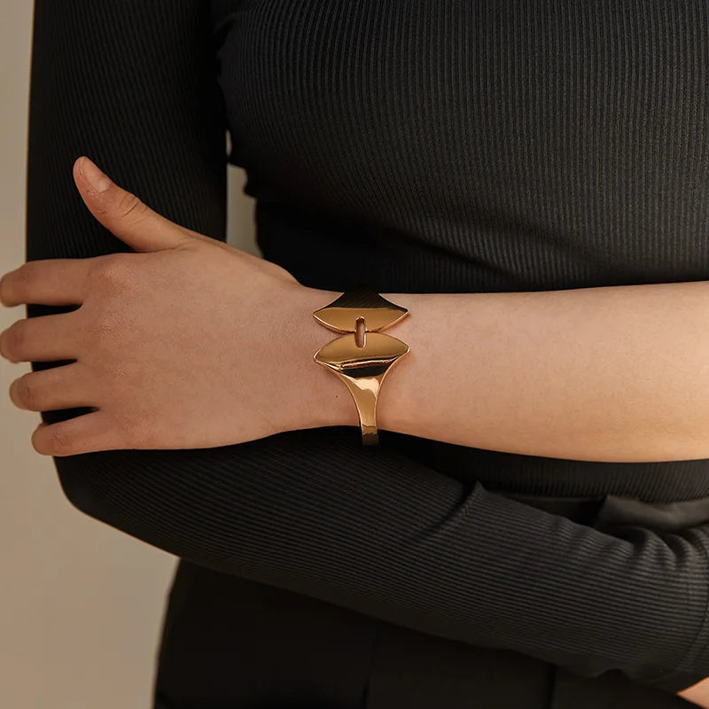 European American ORNAPEADIA Bohemian Minimalist Zinc Alloy Hypoallergenic Mirror Fan-shaped Texture Bracelet for Women Wedding