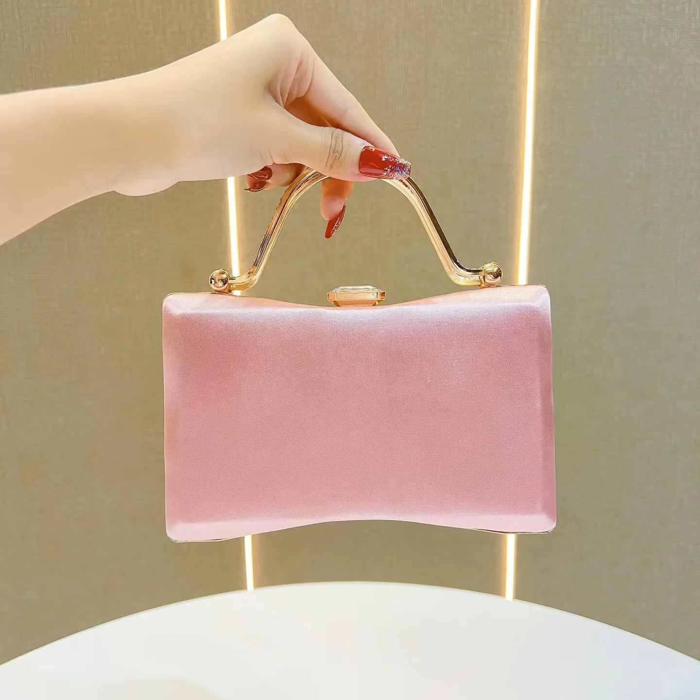 2025 Hot Clutch Evening Bag Elegant Pleated Purse Fashion Satin Formal Handbag Simple Classy Purse for Women Dressy Handbags