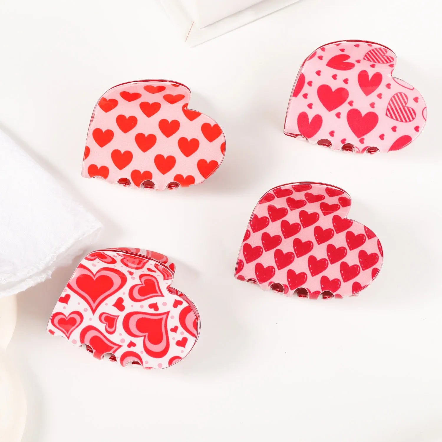 Wholesale Cartoon Love Acrylic Hair Claws Ladies Fashion Heart Shaped Hair Claws Personalized Custom Pattern Hair Claws
