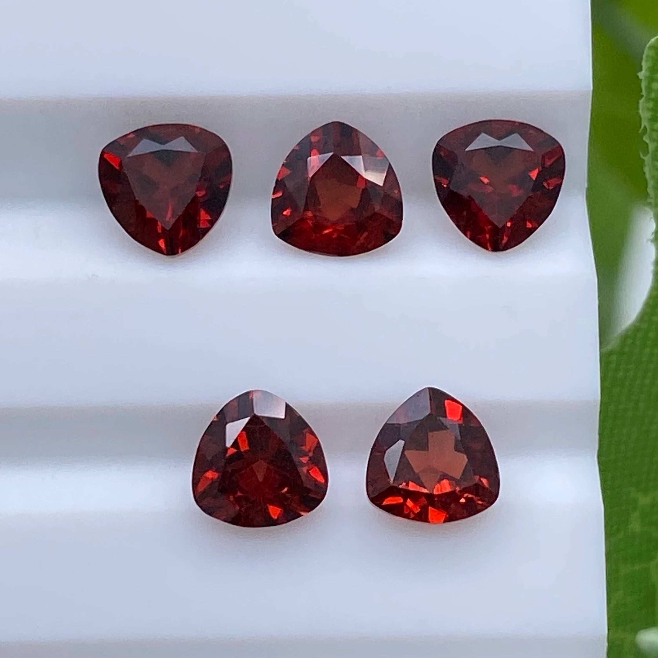 Trillion Cut 4.0mm ~8.0mm Good Quality Natural Mozambique Garnet  Gemstones for Jewelry Making Natural Garnet