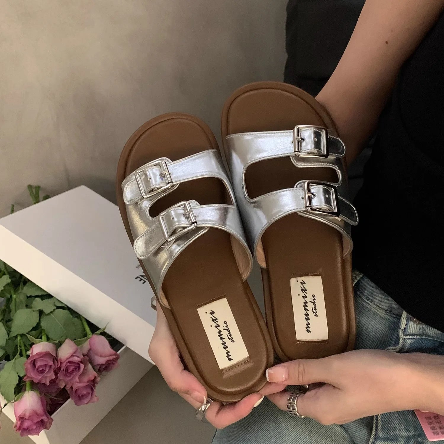 Hot Selling Ladies Leather Buckle Silver Comfortable Breathable Lightweight Anti-Slip Flat Sandals Soft Straps Retro Spring