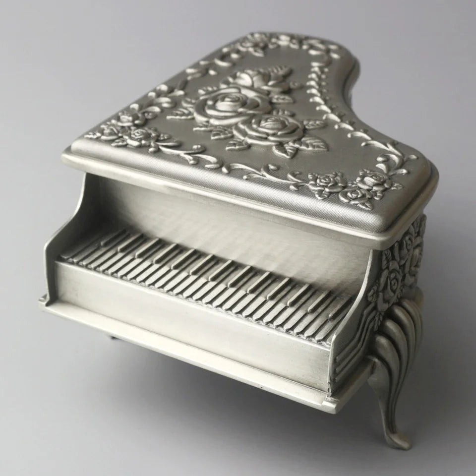Wholesale Emboss Alloy Metal Music Box Wind up and Golden Movement Music Box for Christmas/Birthday/Factory Direct Sales