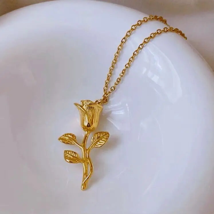Women Angel Wing Pendant Compass Medusa Necklace 18k Gold Plated Stainless Steel 31mm Rose Flower Necklace Jewelry