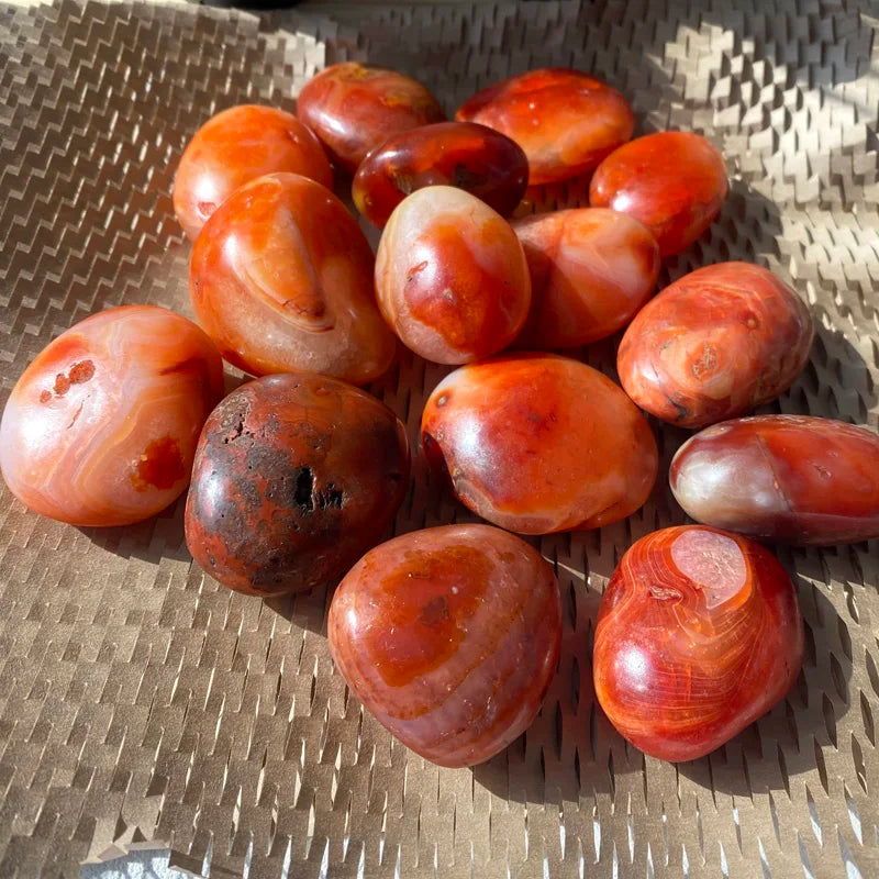 Hot Sales Polished Red Agate Palm Healing Tumbled Stones Reiki Crystal Palm Stone for Home Decoration with Mascot Theme
