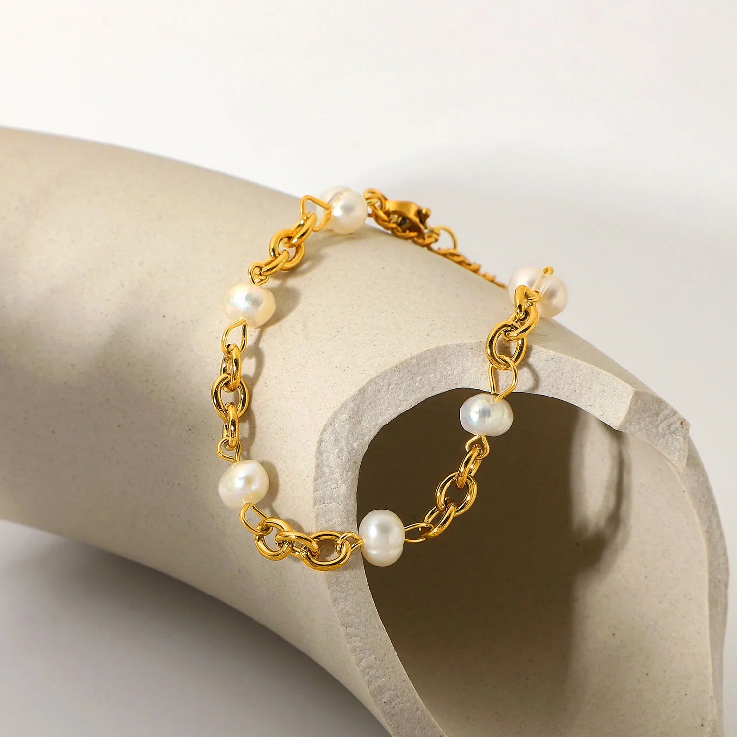 Aimgal Fine Jewelry 316 Stainless Steel PVD Plated 18K Gold Baroque White Freshwater Pearl A-Grade Chain Cuff Bracelet Trendy