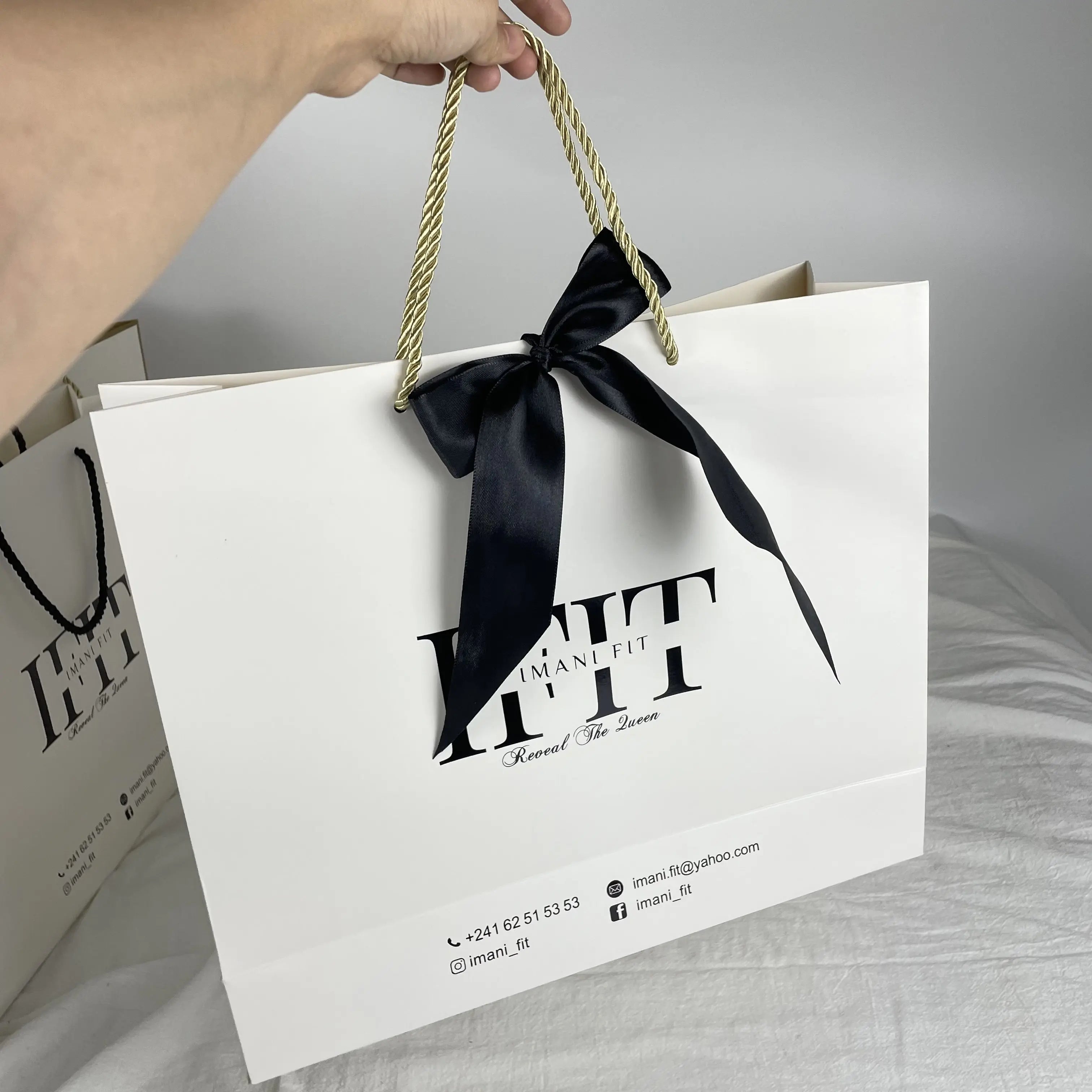 Custom Printed Recyclable Specialty Cardboard Twisted Handle Pink Shopping Gift Packaging Shopping Paper Bags