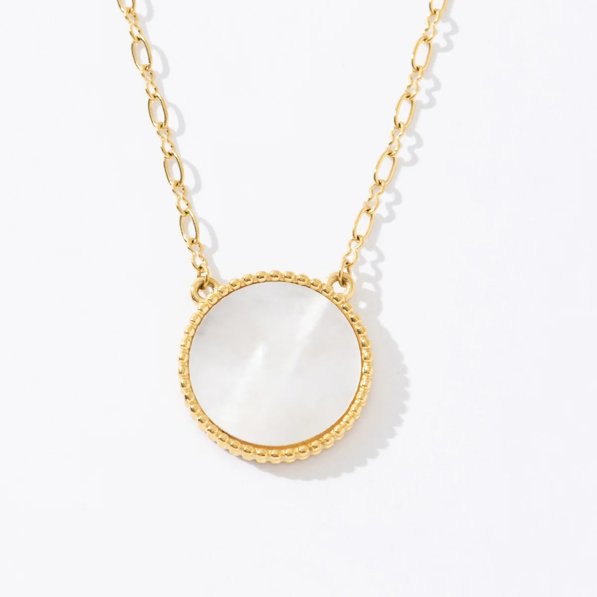 18k Gold Plated Glossy White Mother Pearl Collarbone Inspire Jewelry Wholesale Circle Shell Pendant Necklace