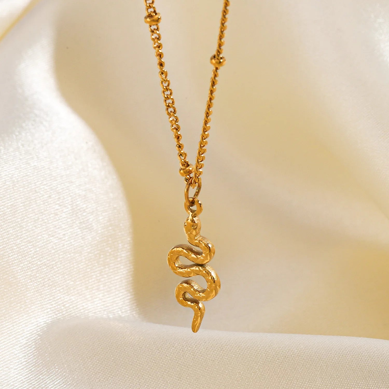 Wholesale High Quality Designer 18k Gold Stainless Steel Collarbone Chain Snake Pendant Necklace
