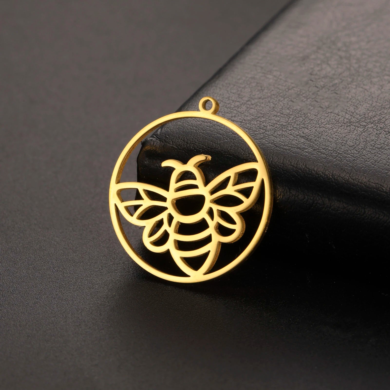 Cute Stainless Steel Bee Circle Charm Gold Plated Hollow Bee Animal Pendant Jewelry Accessories for Necklace Bracelet