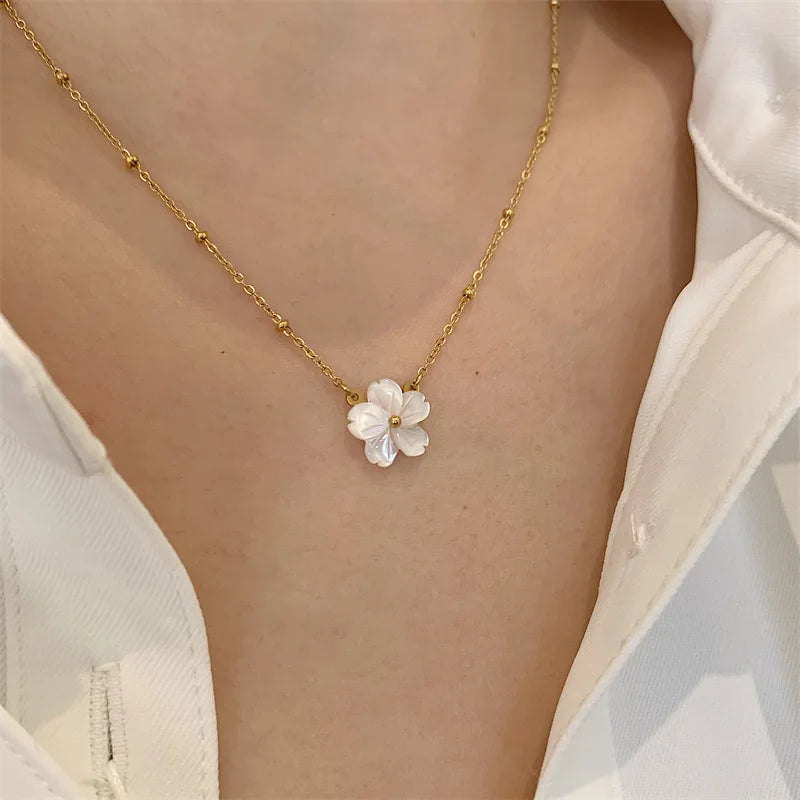 Delicate Jewelry 18K Gold Plated White Shell Flower Choker Necklace No Fade Stainless Steel Flower Women Necklace for Lady