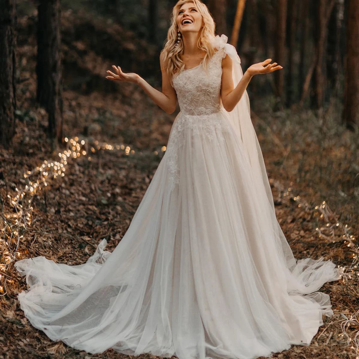 10189# One Shoulder Sleeveless Sweep Train Tulle Wedding Dress A-Line Backless Lace Applique Tiered Wedding Bridal Gown