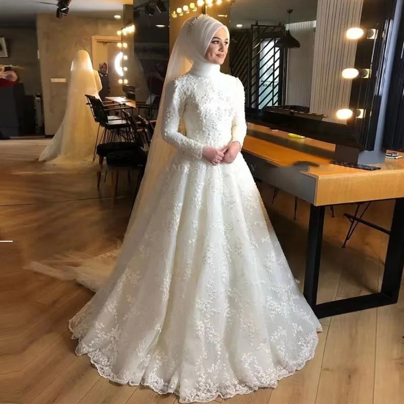 2026 New Elegant White Bridal Wedding Dress for Muslims Christians Middle East Long Sleeved Lace Applique Decorations Empire