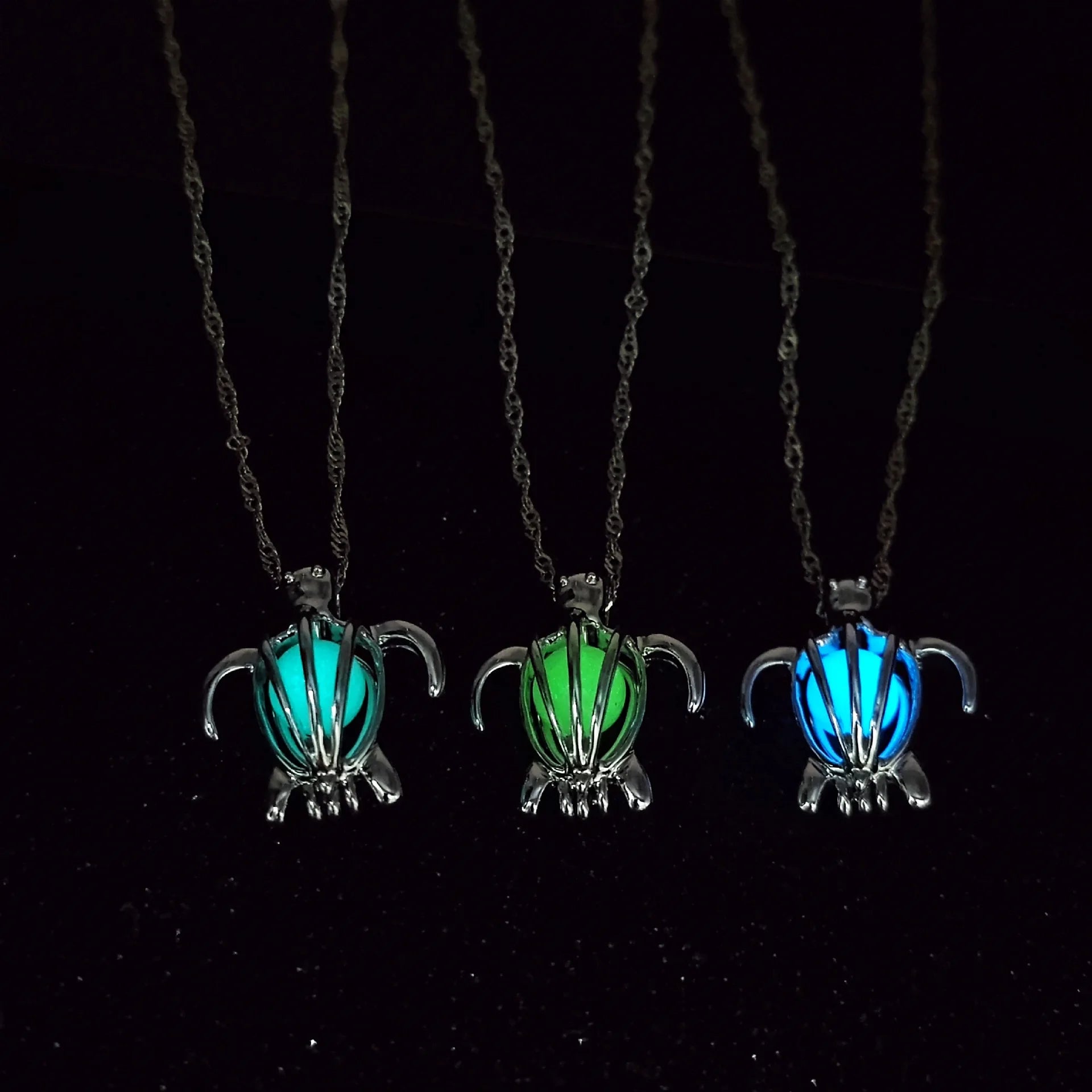 Fashion Hollow Turtle Glow in the Dark Necklaces Women Creative Animal Tortoise Luminous Pendant Necklace (KN5416)