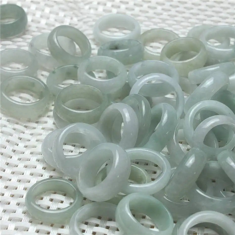 The Natural Burmese Jade Ring of the Classic Ring Can Guarantee That a Can Be Issued with a Certificate for Bulk Supply