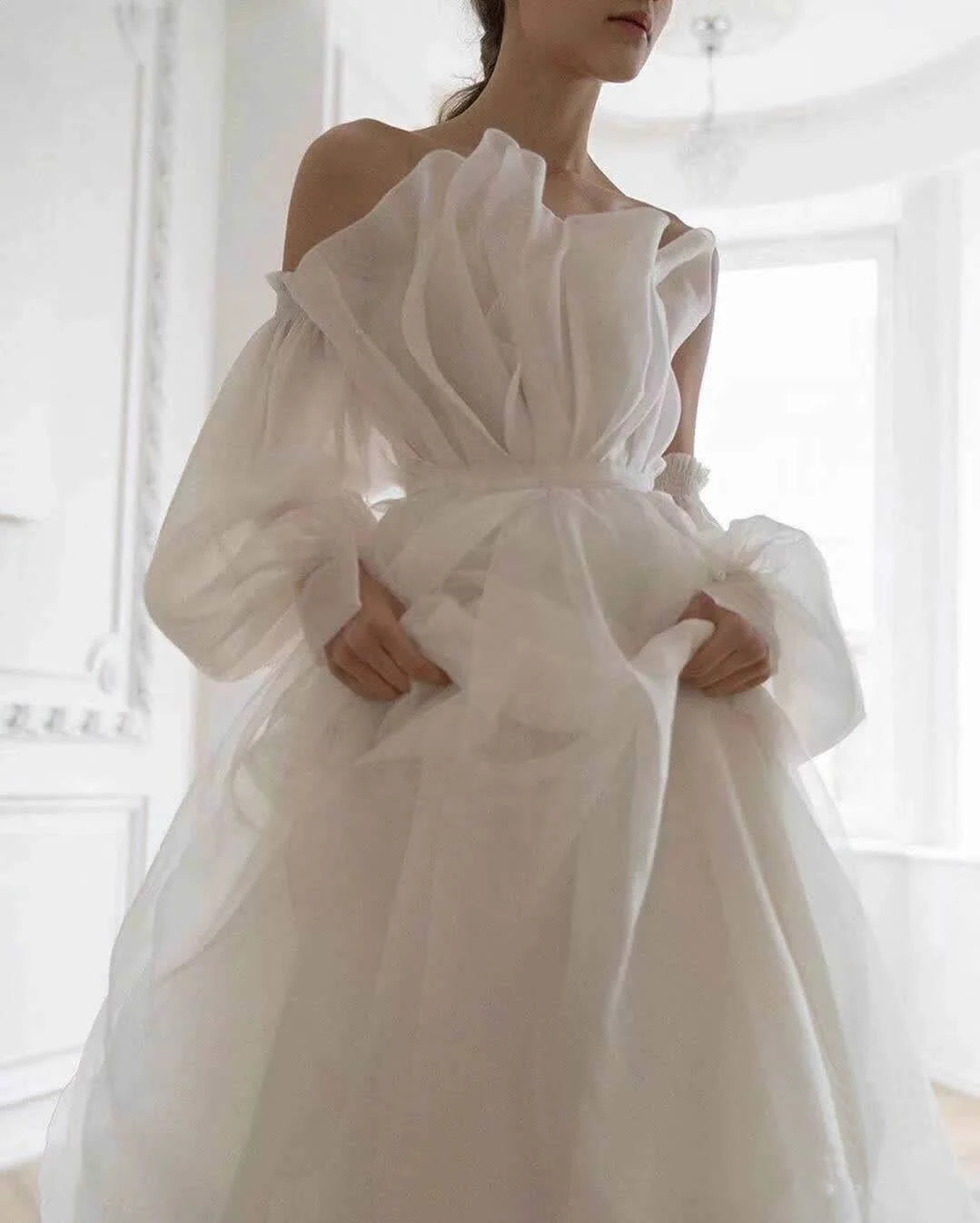 2023 New Floaty Light Wedding Dress French Long-Sleeved Satin Wedding Dress Simple Temperament Strapless Wedding Dress