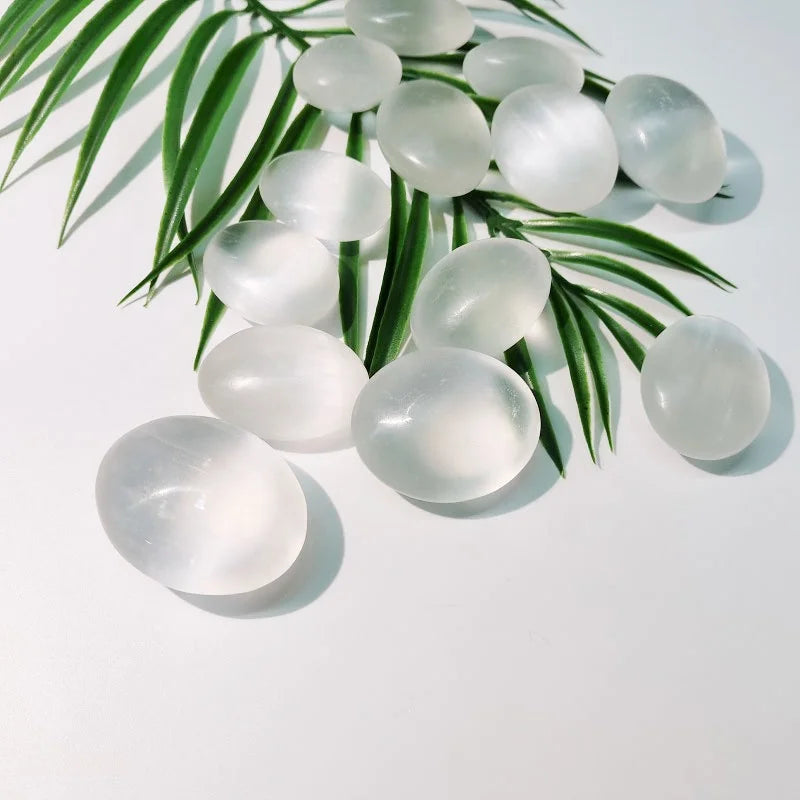 Wholesale Cheap Price Handmade Polished Crystals White Selenite Palm Stones for Energy