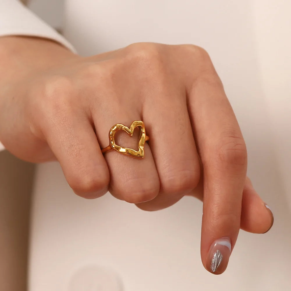 Fashion Hot Selling Heart Shaped Stainless Steel Rings Valentine Women Gift 18k Gold Plated Colorproof Heart Rings for Couple