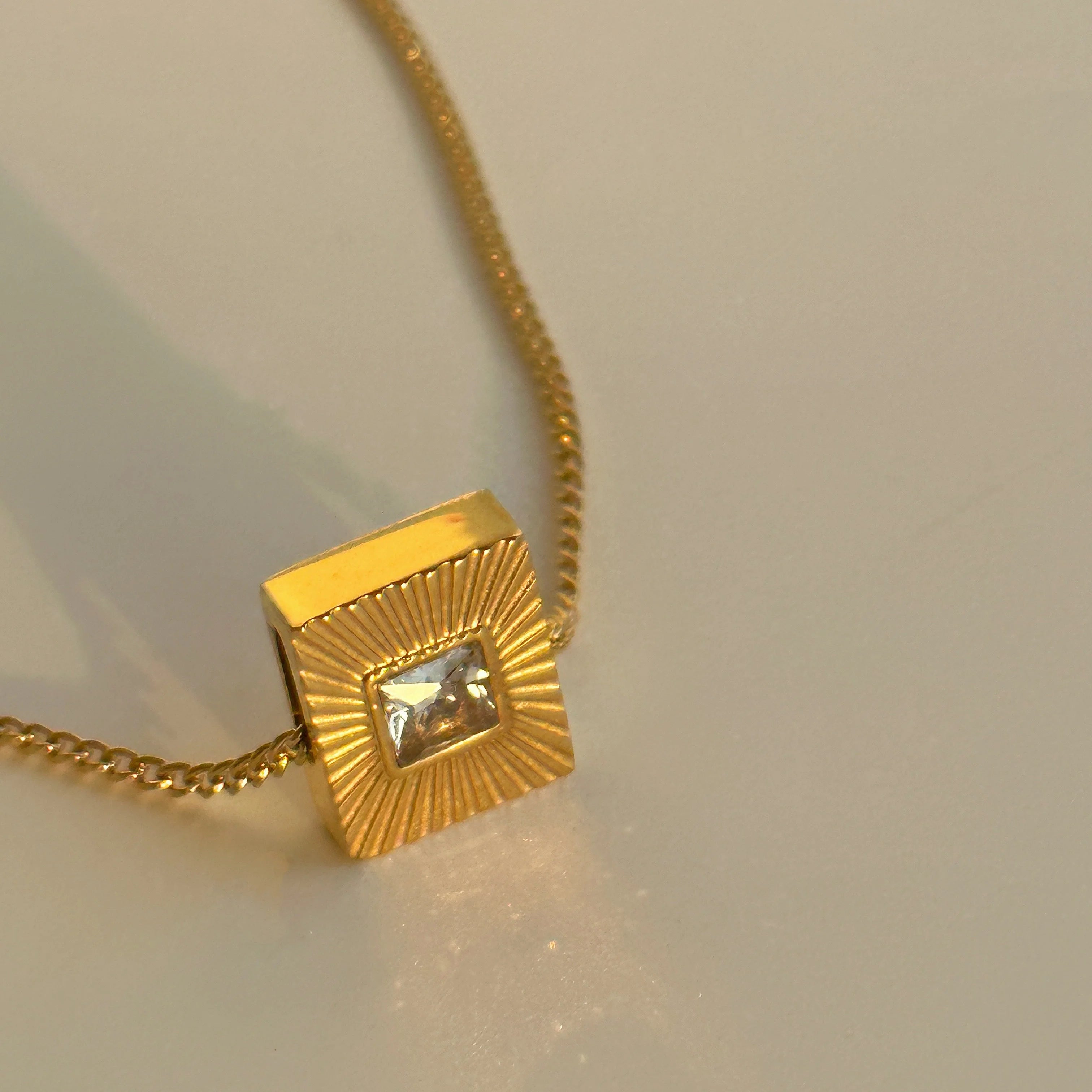 2022 Dazan New 18k Gold Plated Tarnish Free Stainless Steel Square Zircon Sunshine Design Pendant Necklace for Women