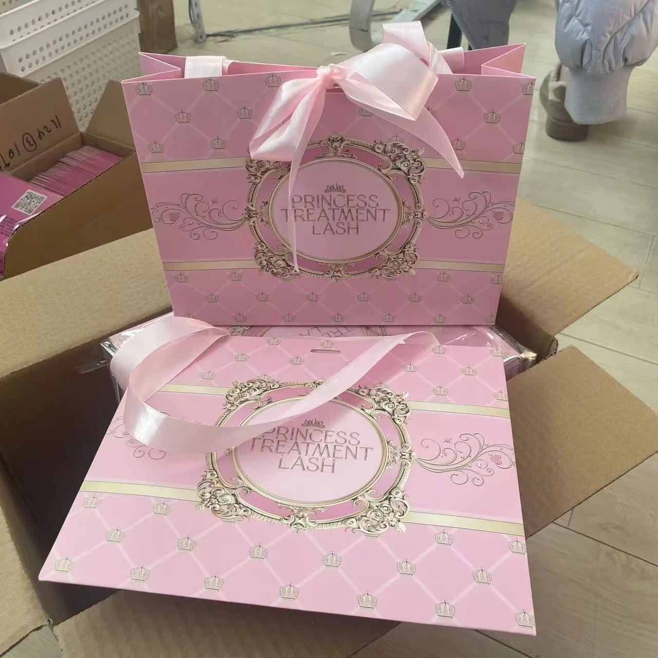 2024 Hot Custom pink Paper Bags Cardboard Luxury White Kraft Paper Gift Bag With Ribbon Handle  With Your Own Logo