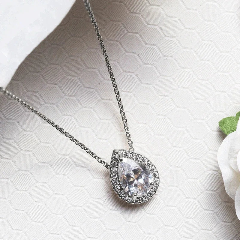 Huitan Fashion Jewelry Water Drop Design Crystal Cubic Zirconia Necklaces for Elegant Women Wedding Silver Plated CZ Necklaces