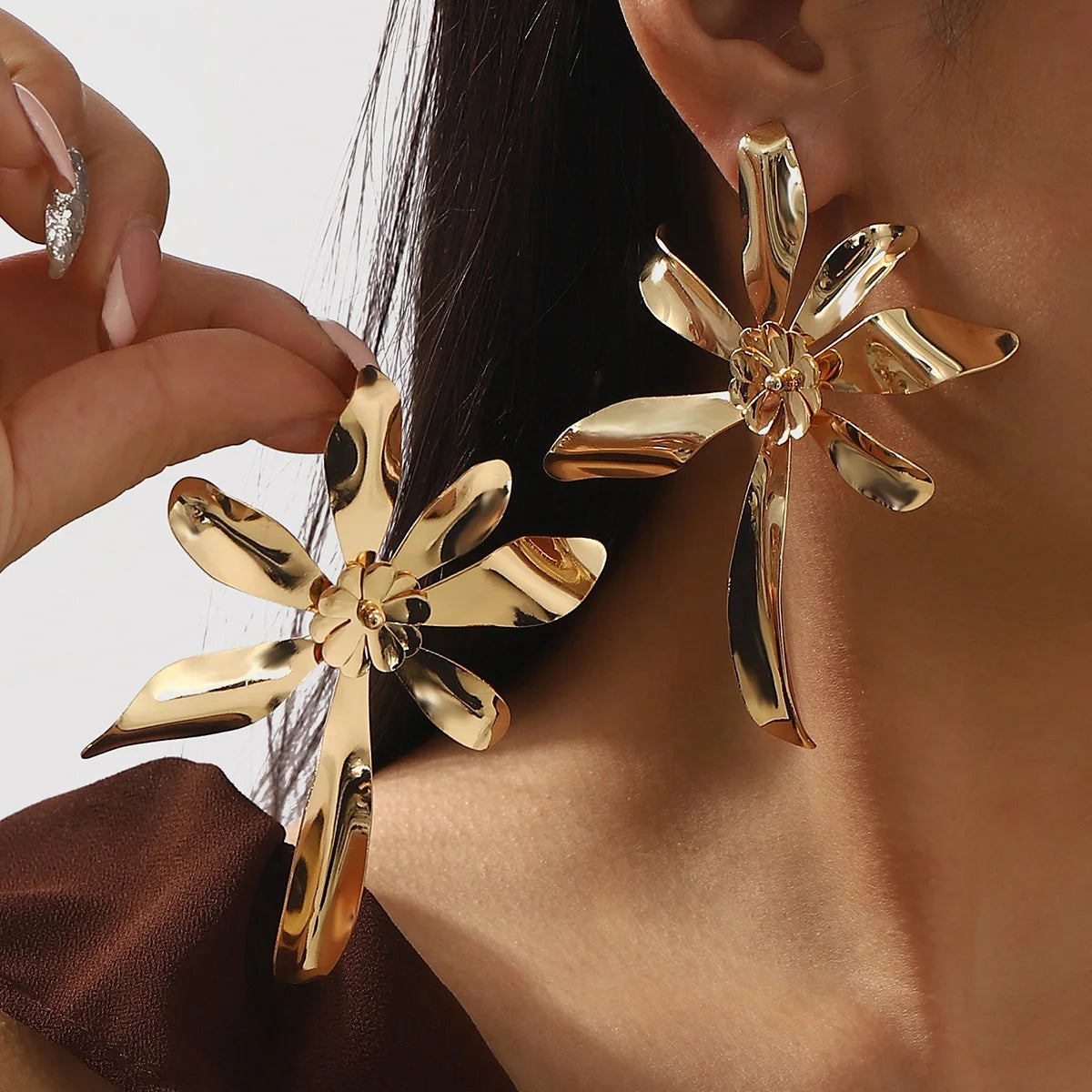 KAIMEI 2025 New Arrival Fashion Jewelry Irregular Folded Geometric Alloy Earrings Big Women Petal Flower Shaped Chunky Earrings