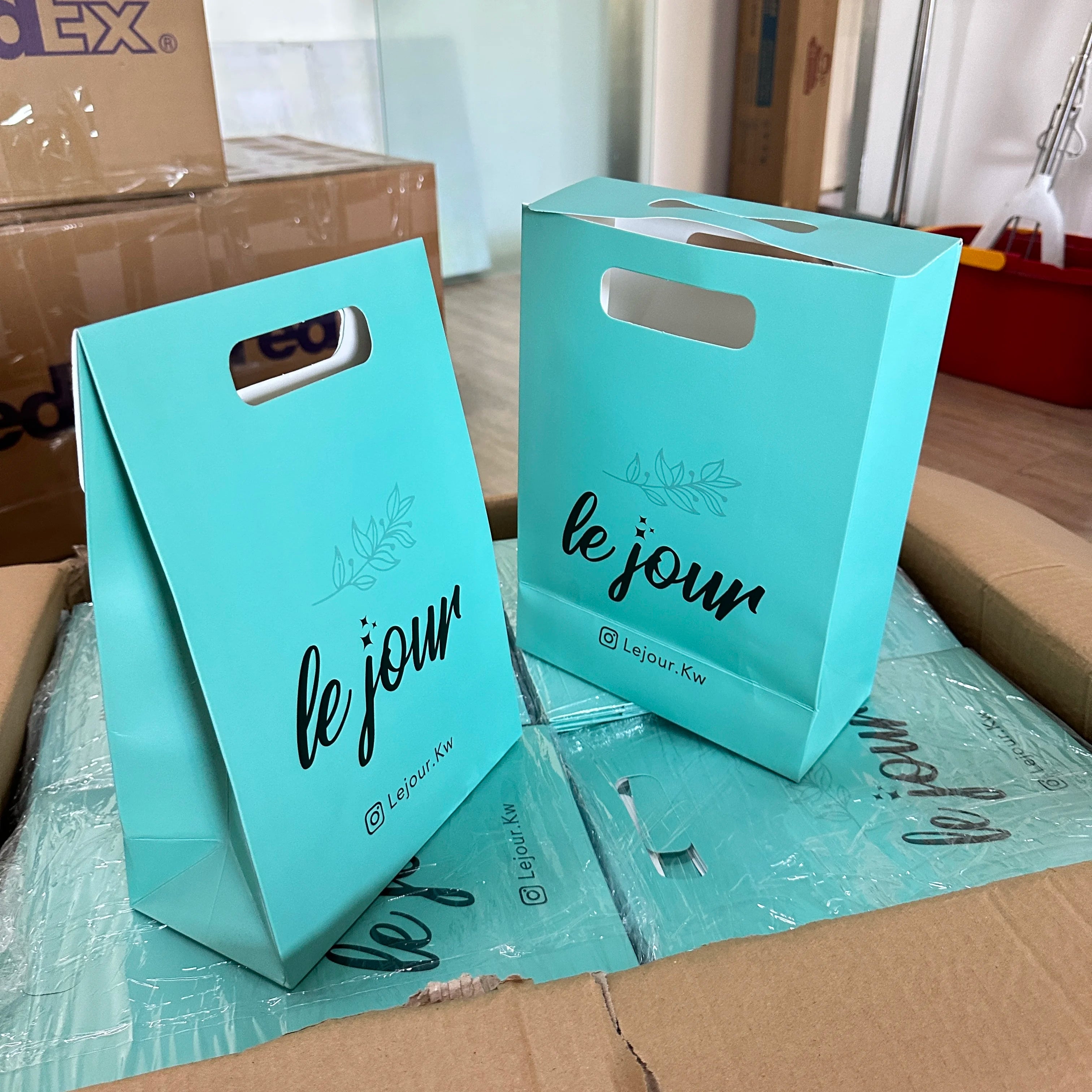 2025 Hot  Wholesale Custom  Shopping Bag Gift Bag Paper Bag with Label Printing
