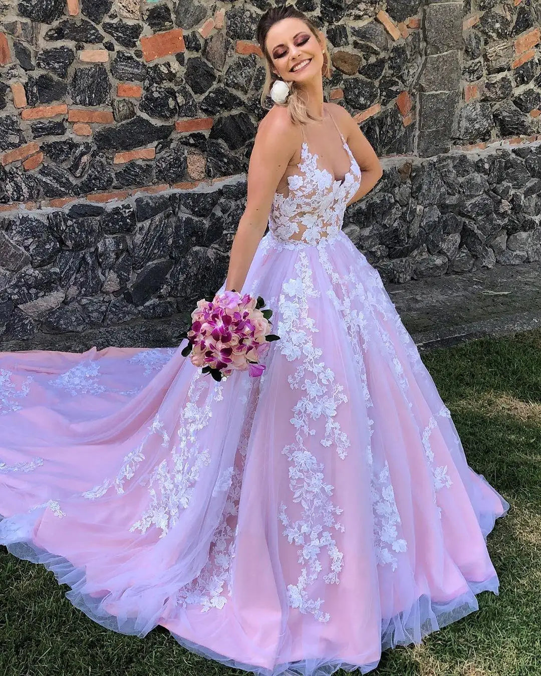 Latest Pink Lace Backless Wedding Dresses V Neck Appliqued Sleeveless Bridal Gowns Sweep Train Tulle Bridal Wedding Gowns