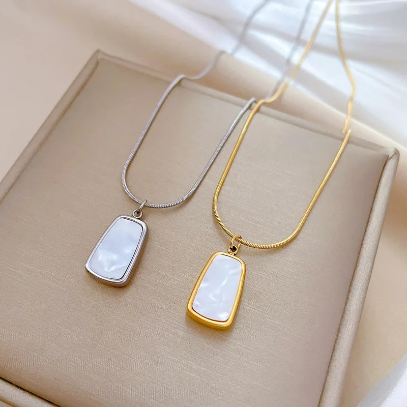 Trendy Luxury Gold Plated Stainless Steel Pearl Chain Butterfly Pendant Necklace for Women Girls Titanium Steel Jewelry
