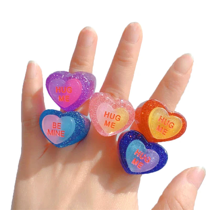 Luoyan Custom Glitter Love Heart Shape Acrylic Finger Jewelry Women Girls Fashion Ring 2022 Resin Heart Charms
