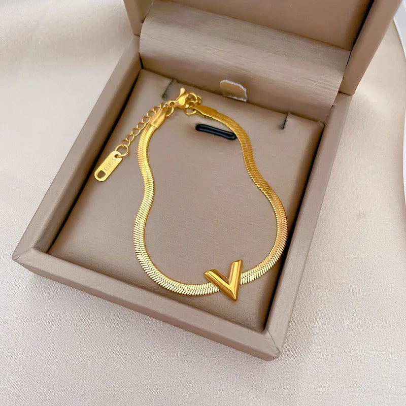 [Titanium Steel] East Gate Personality Minimalist Wind V Letter Mori Chain Bracelet Retro Jewelry