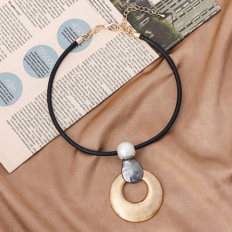 Fashion PU Leather White Pearl Scratched Circle Pendant Collier Girlfriend Gift for Women