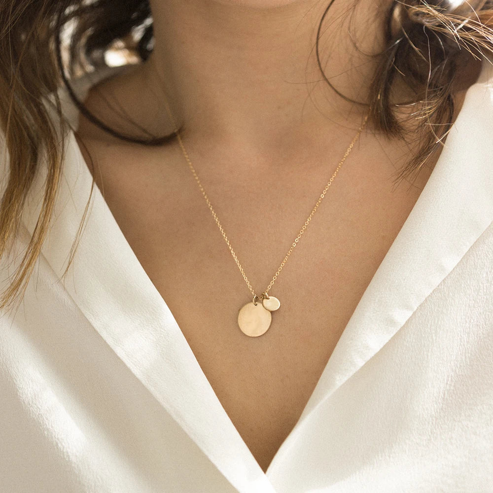 EManco Simple Temperament of a Single Layer Stainless Steel Necklace for Women with Geometric Disc Pendant Clavicle Chain