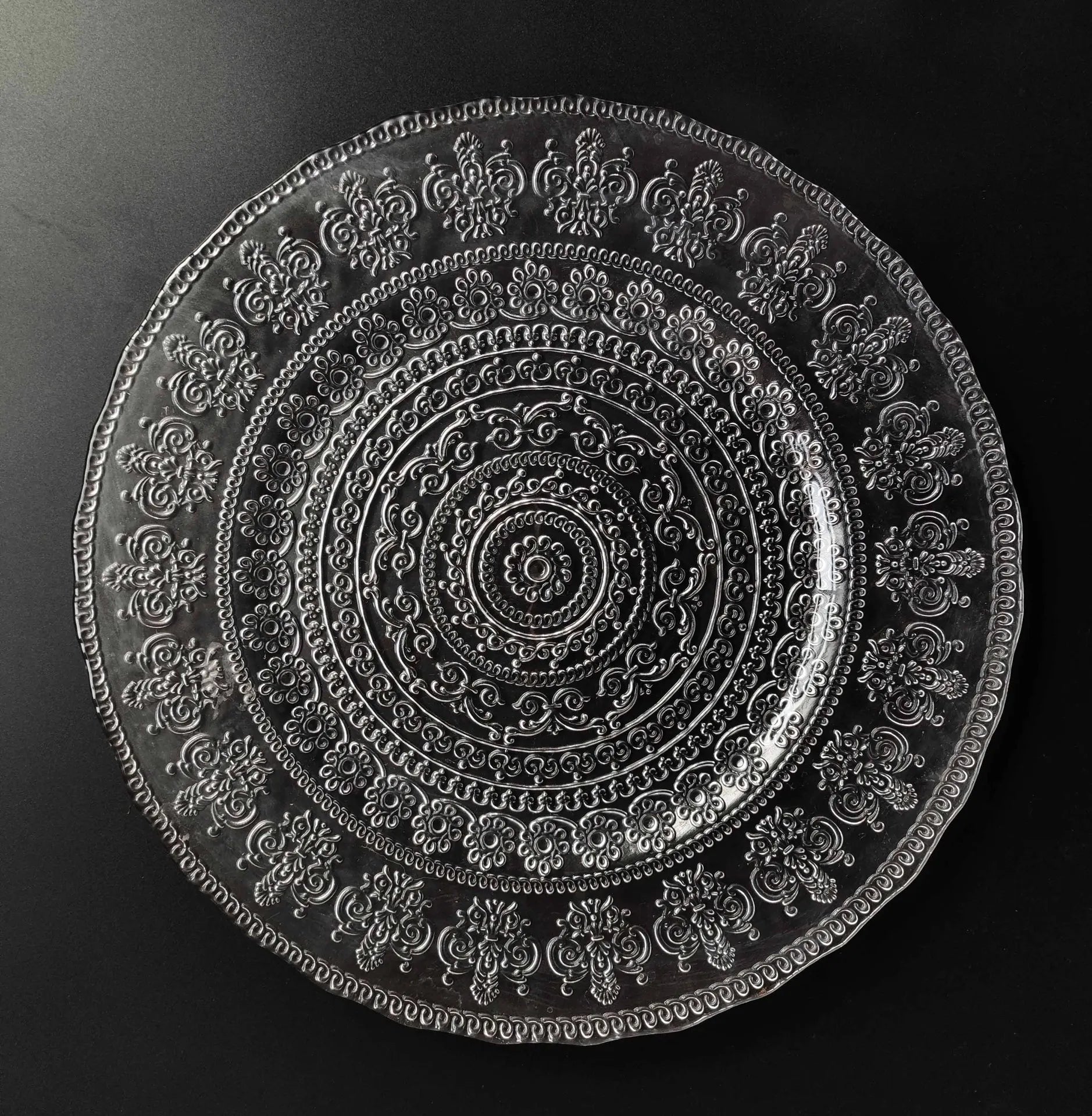 Factory Wholesale Kaly's Eco-Friendly Pure Clear Color Charger Glass Plates Luxury Irregular Handpainted Gold/Silver Beaded Lace